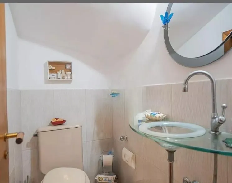 Imagem Linda casa com 3 dormitórios, sendo 1 Suíte, Sala Ampla no Condomínio de Ótima Localização