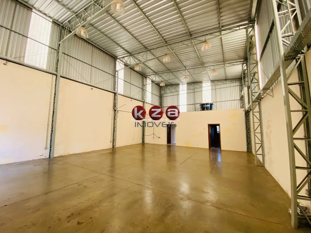 Imagem Galpão Comercial para Locação em Vinhedo-SP - Jardim São Lucas: 1 Sala, 3 Banheiros, 3 Vagas de Garagem, 200m² de Área.