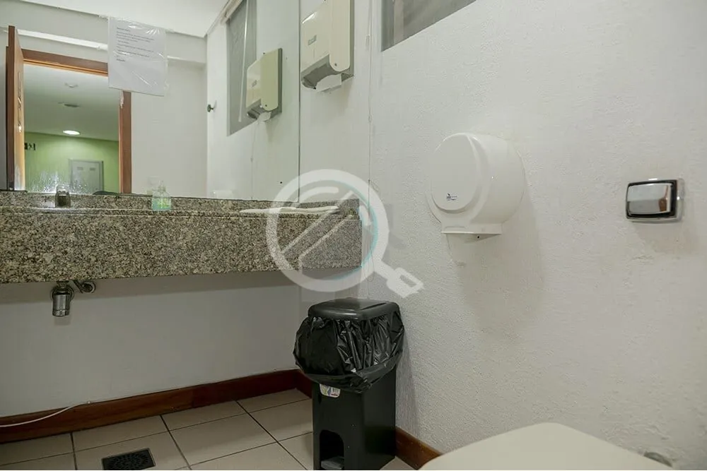 Imagem Localização: Situada na Rua General Andrade Neves, no coração do Centro Histórico, esta sala co...