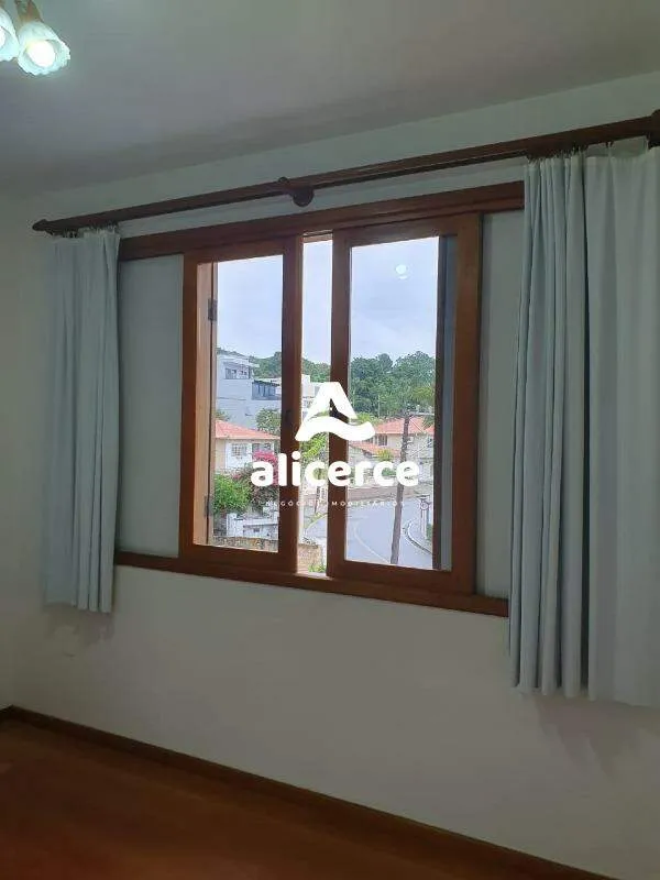 Imagem Casa à venda l 6 Dormitórios, 2 suítes l 370m² l Ponta de Baixo - São José/SC