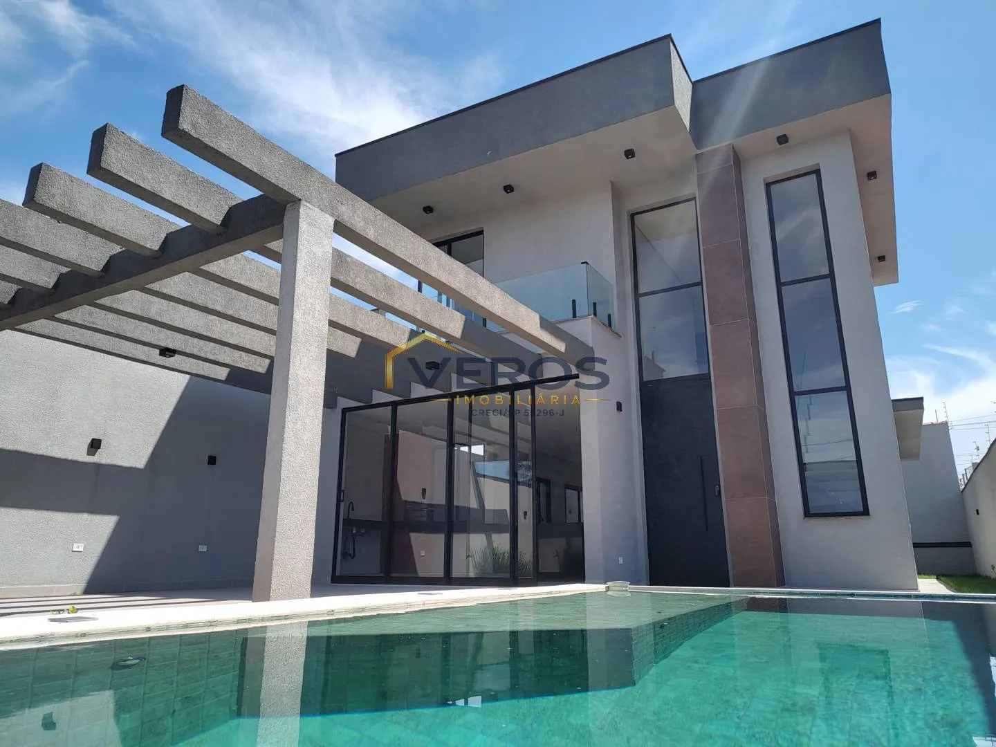 Foto do imóvel Casa a venda com piscina a 80m da praia Massaguaçu em Caraguatatuba