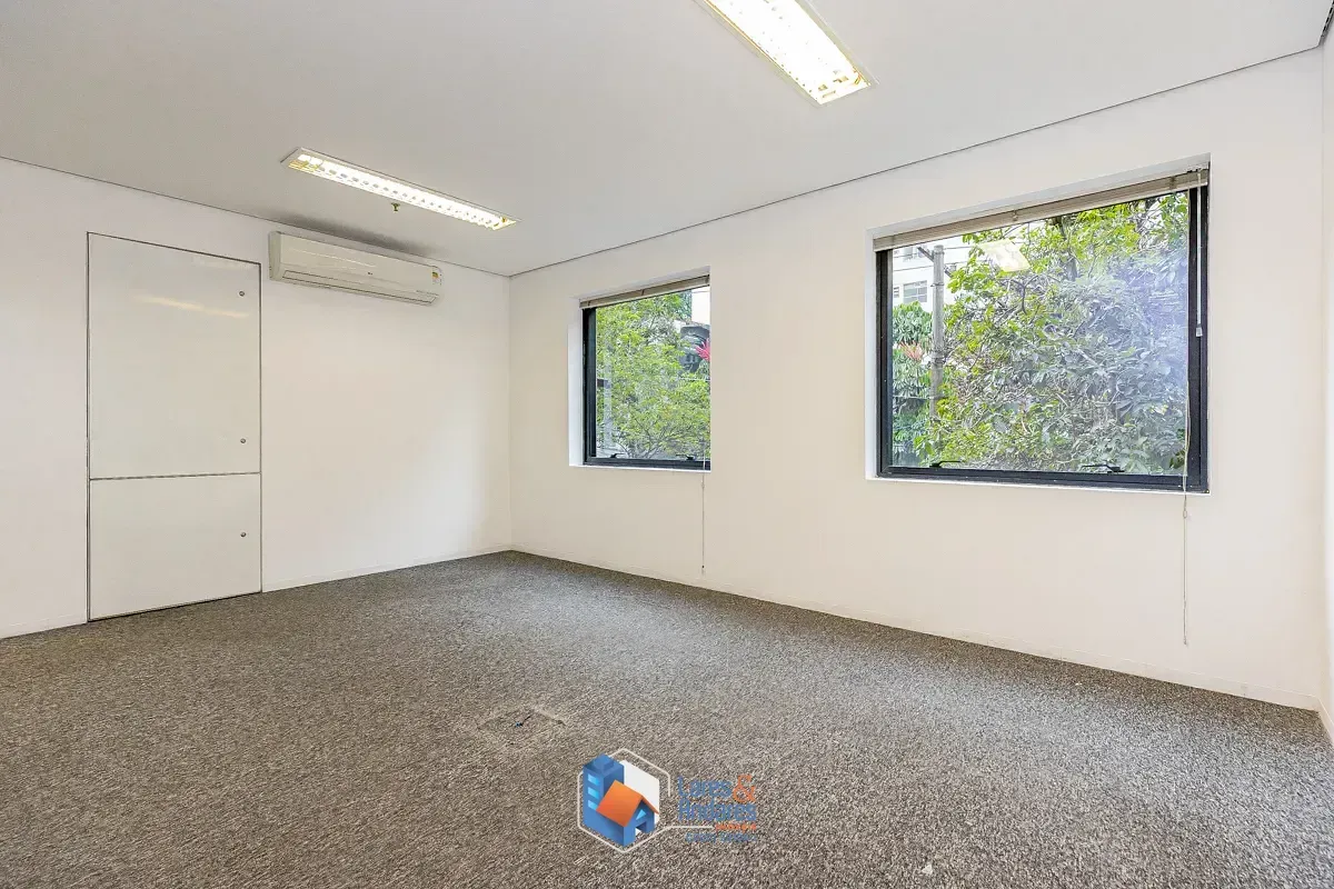 Imagem Conjunto comercial para venda em Cerqueira César, 90m²