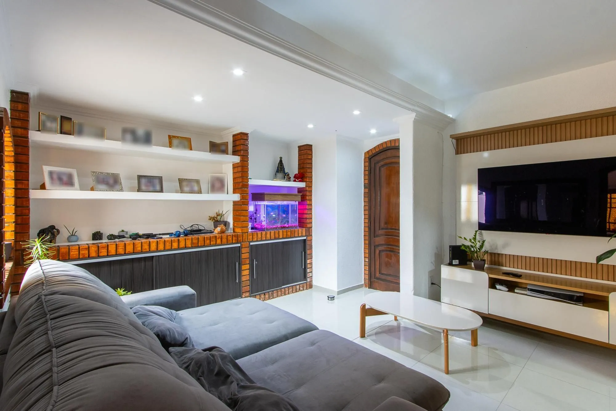 Imagem Casa de 4 dormitórios, 2 suítes, piscina, pátio e 2 vagas de garagem.