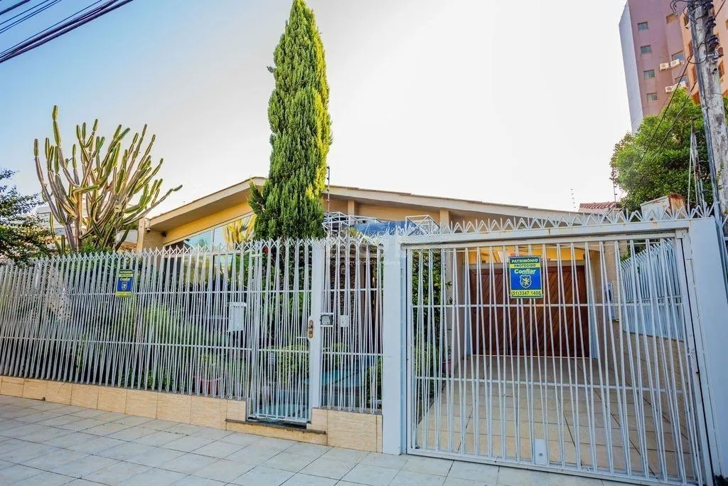 Imagem Belíssima casa de 375m² e 04 dormitórios sendo 01 suíte.