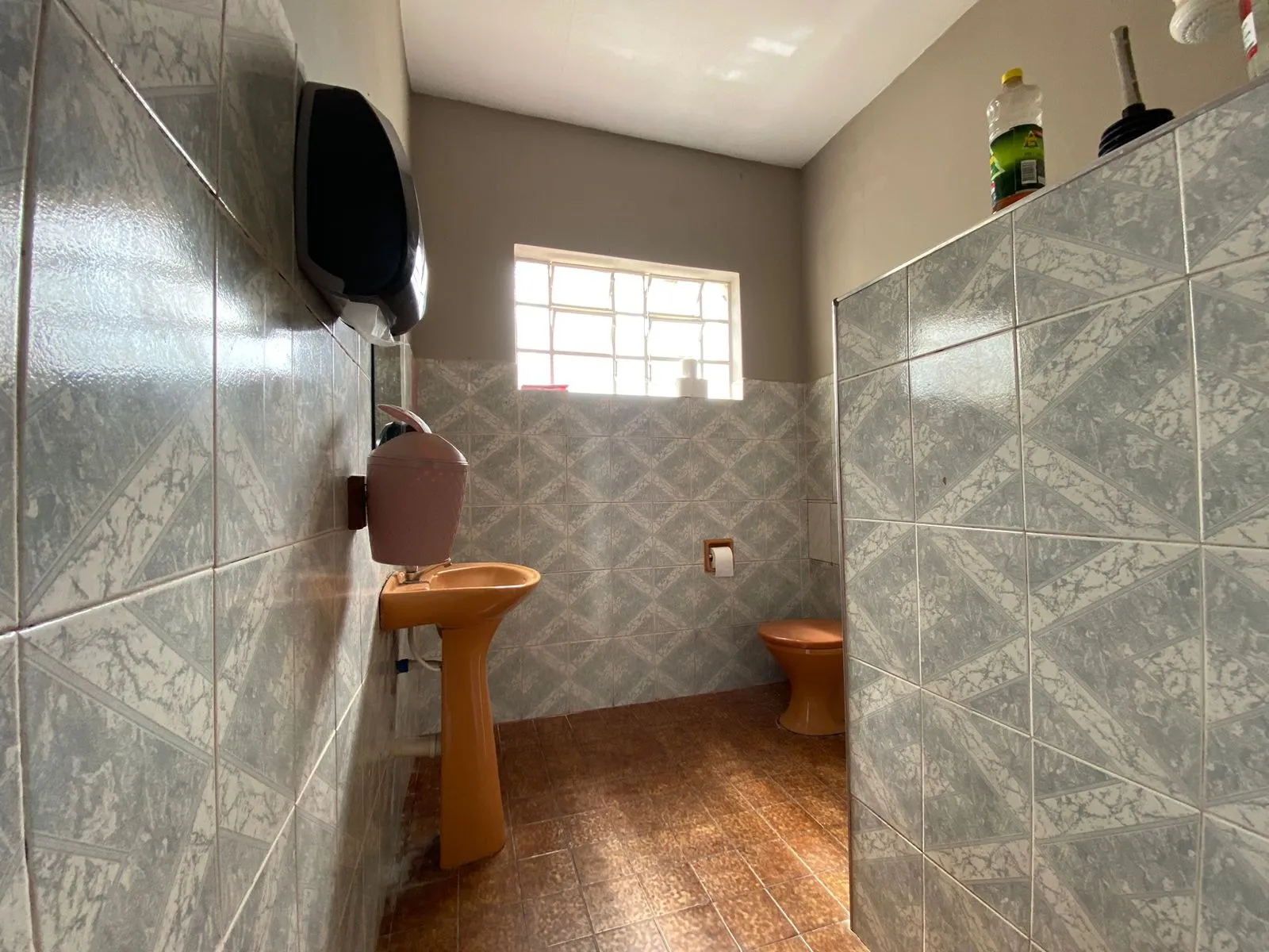 Imagem Oportunidade única: Casa comercial à venda em Votorantim-SP, 2 quartos, 1 sala, 1 vaga, 167m².