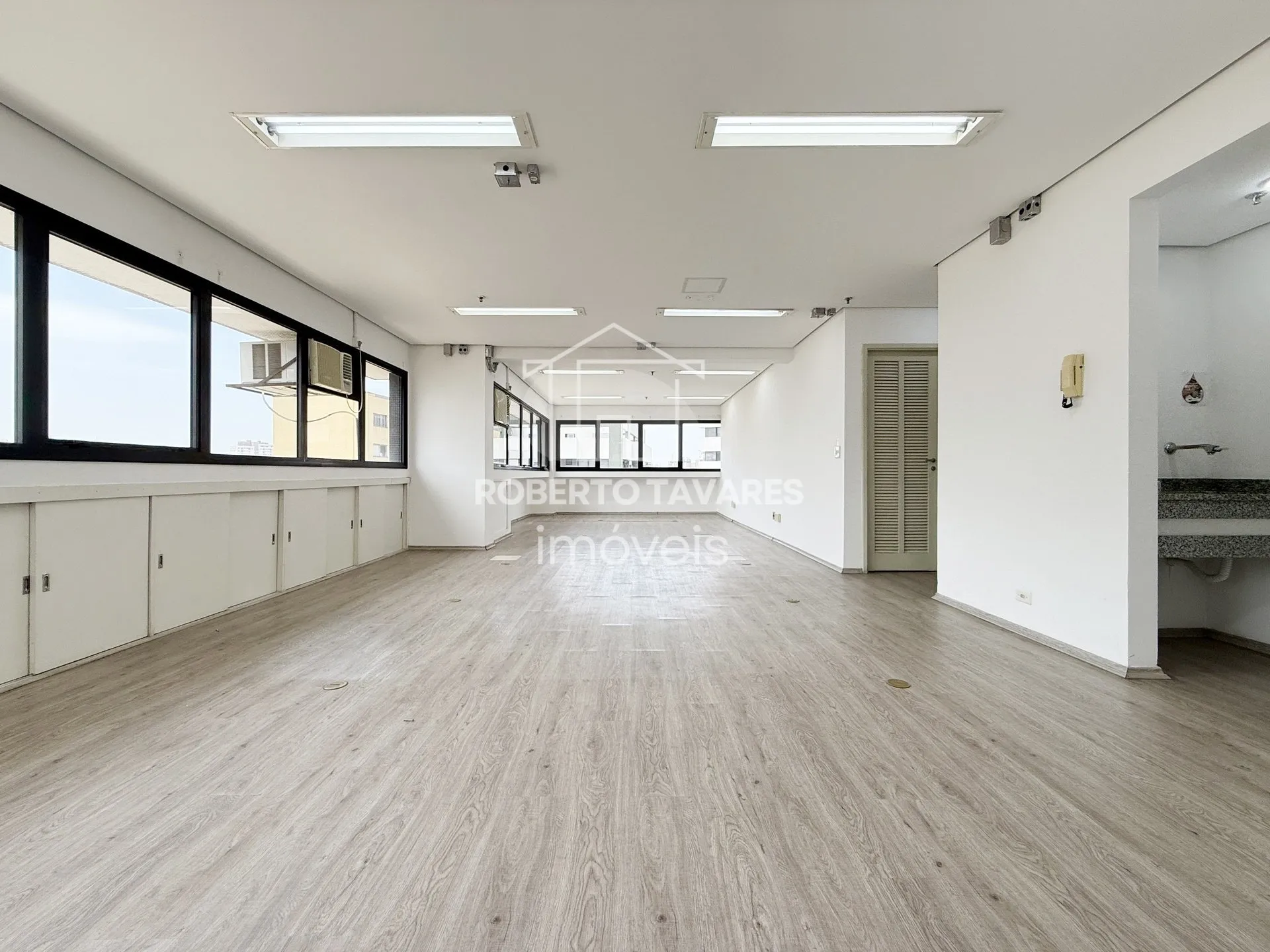 Imagem Prédio monousuário, com 11 andares, 1723m² de área útil, 4032m² de área total, 33 vagas de garagem.