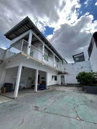 Imagem Casa ampla com 5 dormitórios sendo 3 suites , terraço , e 7 vagas de garagem, no conjunto Santos Dumont, na zona centro-oeste, pode ser financiada