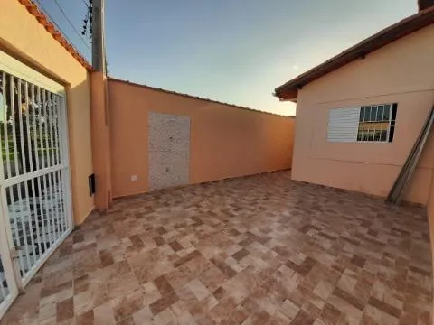 Imagem VENDA DE CASA TÉRREA NO BAIRRO MARROCOS, EM ITANHAÉM/SP DIVISA COM MONGAGUÁ, OPORTUNIDADE, 170m², 2 quartos, cozinha americana. CONSULTE-NOS.