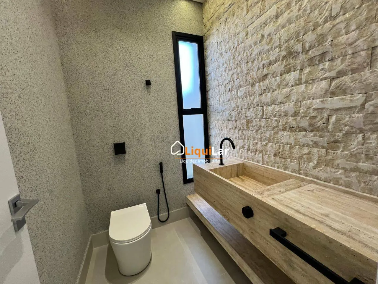 Imagem Casa de Alto Padrão com 3 Suítes, Piscina e Energia Fotovoltaica em Condomínio Fechado