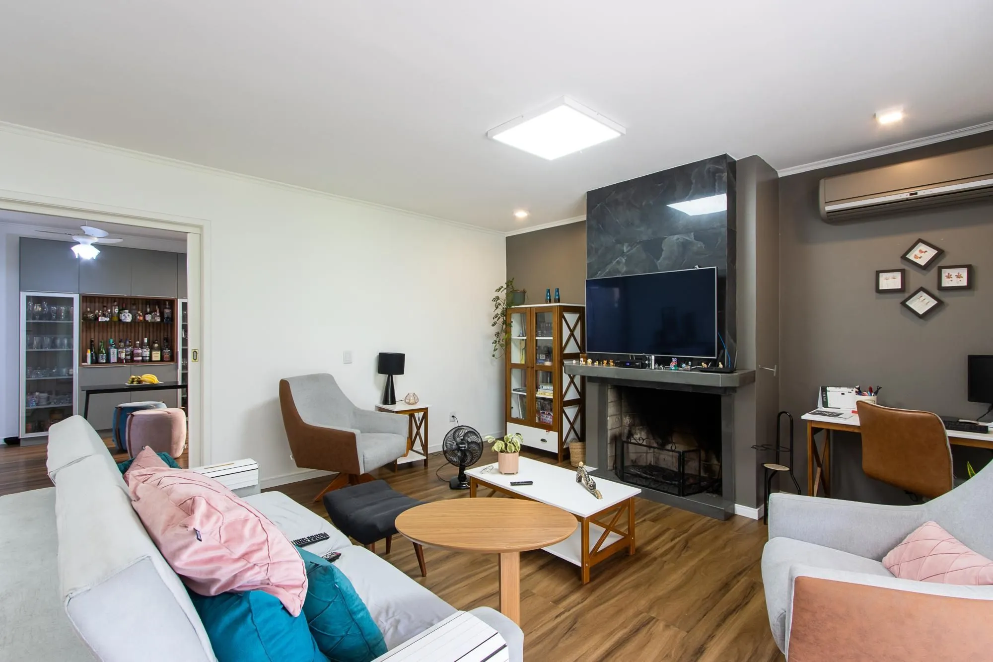 Imagem Linda casa totalmente reformada, 3 quartos (1 suite), 2 vagas cobertas - Bairro Nonoai