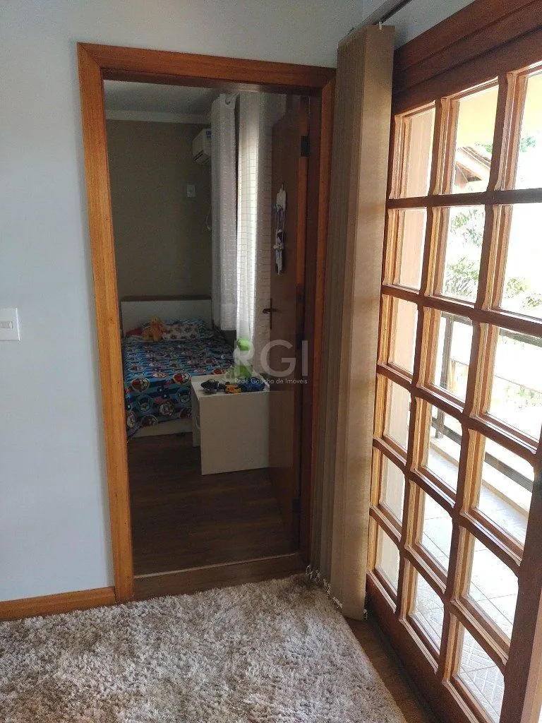 Imagem Excelente casa com 03 suíte, espaço gourmet com churrasqueira, living com lareira, pátio com piscina e garagem para 02 carros no bairro Espírito Santo