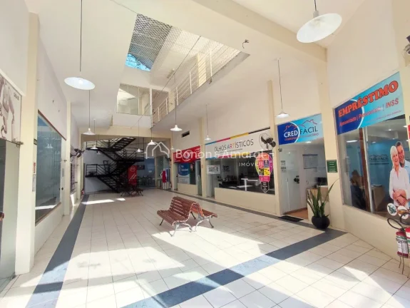 Galleria comercial à venda no centro de valinhos, varias salas, estacionamento subsolo
No piso tér...