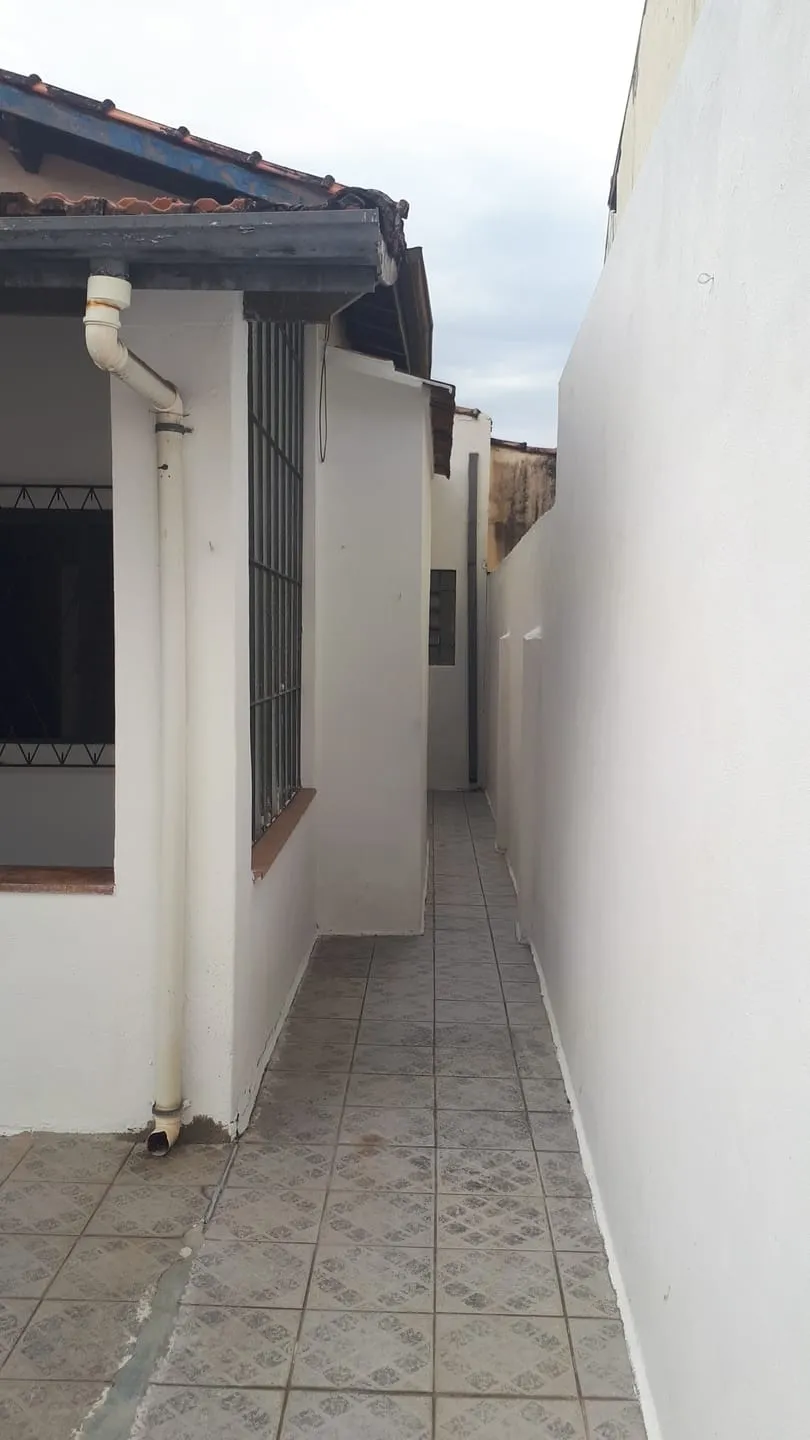Imagem Casa Comercial no Centro com 2 Dormitórios, Edícula, Acessibilidade, Vaga de Garagem e Ideal para Consultório