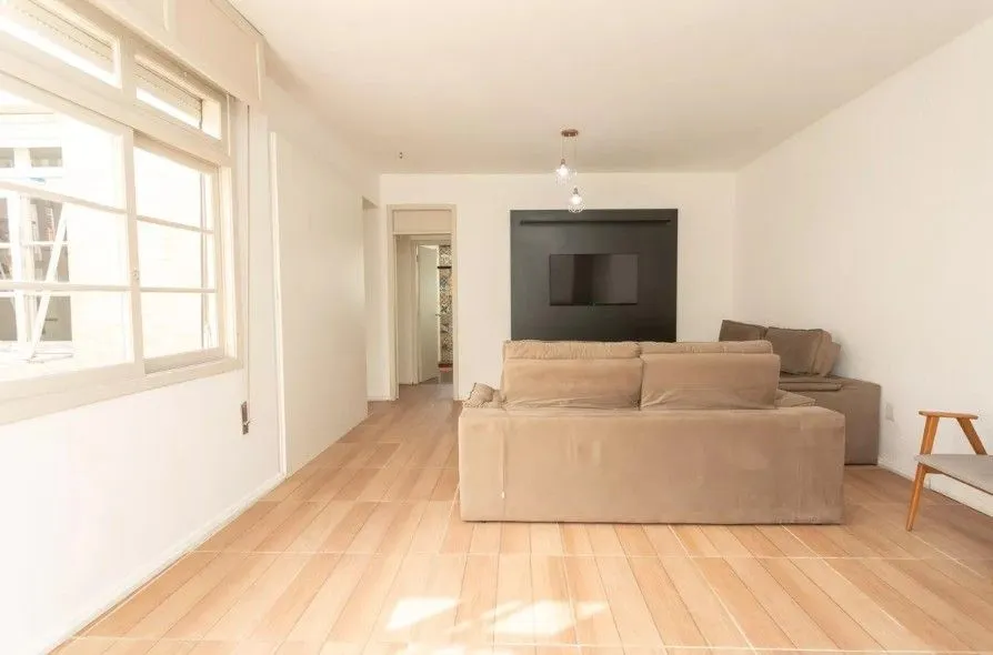 Imagem Amplo apartamento no Bairro Petrópolis com 2 vagas de garagem