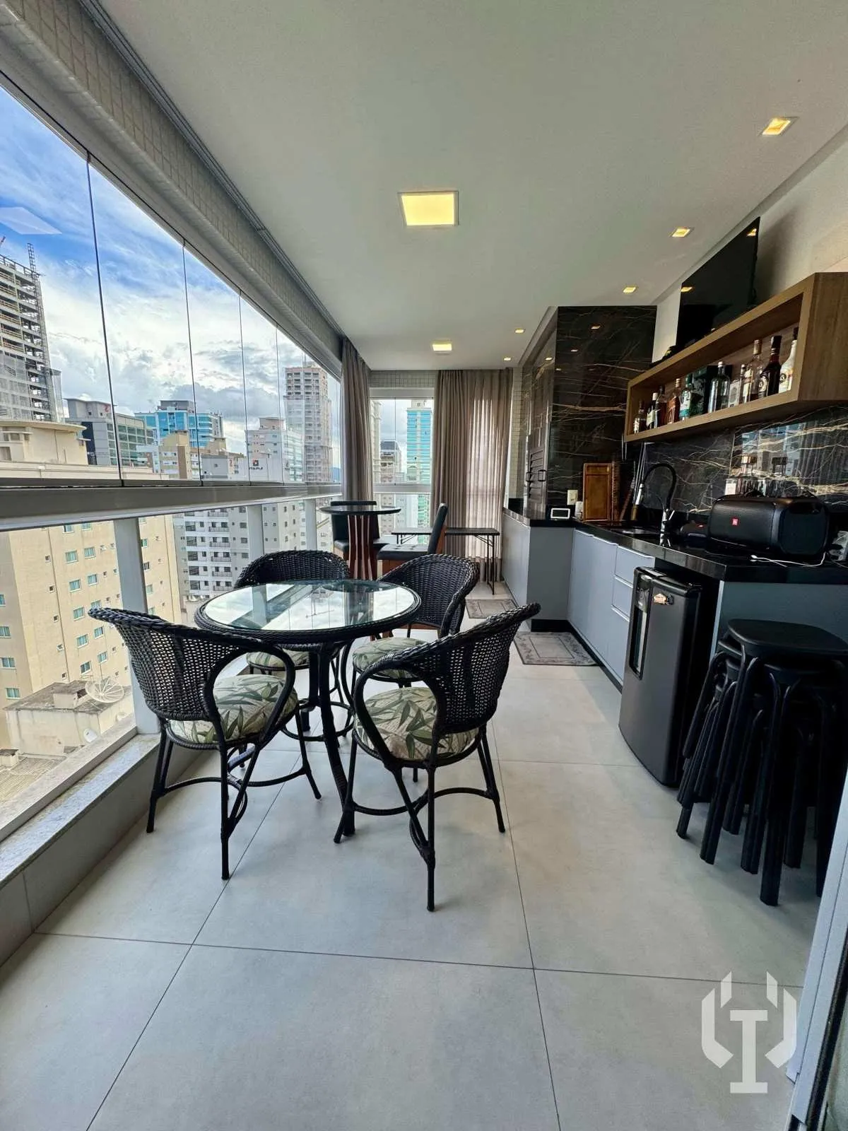 Imagem Apartamento para alugar, no Rua 234, em Itapema, Meia Praia, com 4 quartos, 198m2