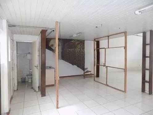 Imagem MÁFFER IMÓVEIS ALUGA LOJA COMERCIAL COM MEZANINO - BAIRRO CIDADE BAIXA Localização privilegiada, em uma das áreas mais movimentadas da Cidade Baixa, com grande fluxo de pedestres e veículos.