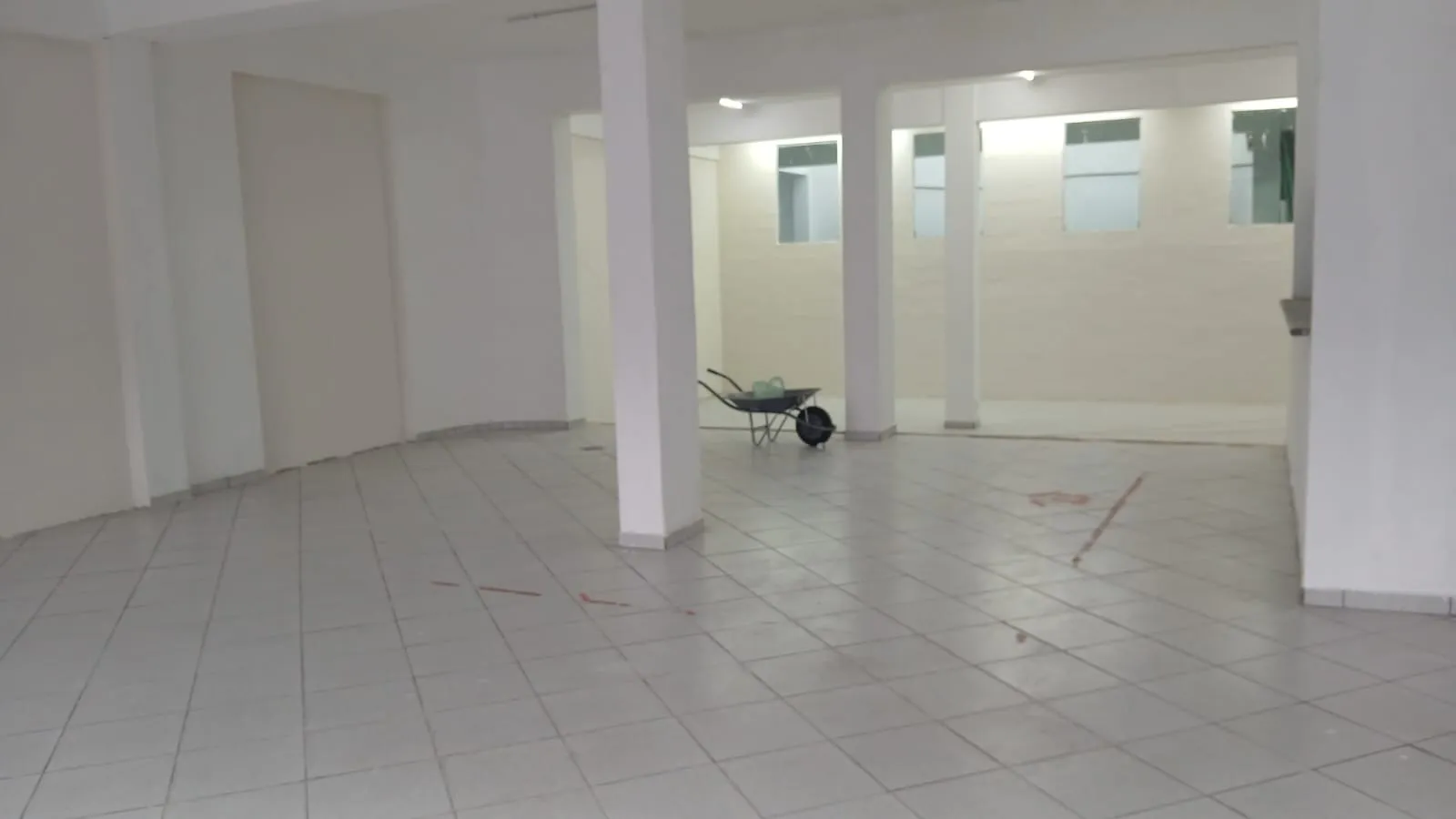 Imagem Salão comercial térreo de 420 m² para locação na Avenida Itavuvu, em Sorocaba, ideal para depósito, academia e negócios.