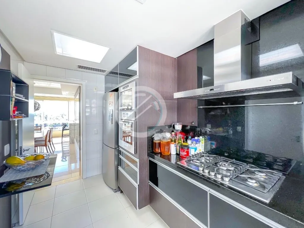 Imagem Apartamento semi mobiliado parte alta do bairro com vista! São 3 suítes todas com piso aquecidos (...