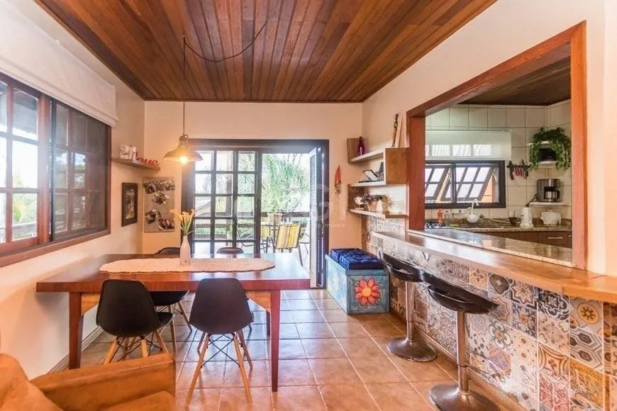 Imagem CASA DE 2 DORMITÓRIOS, PISCINA, CHURRASQUEIRA E 2 VAGAS DE GARAGEM NO BAIRRO HÍPICA