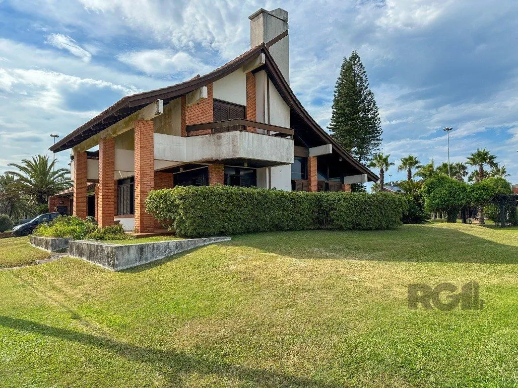 Imagem Icônica Casa para comprar a poucos metros do mar em Atlântida