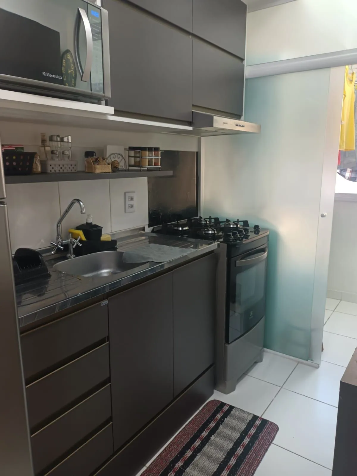Imagem Apartamento de 3 dormitórios com living estendido, semi mobiliado, suíte e churrasqueira.