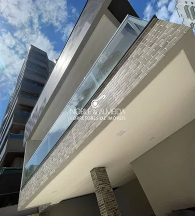 CASA COM SACADA NA QUADRA DA PRAIA