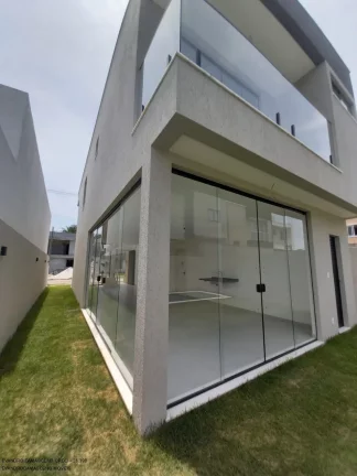 Imagem Casa de luxo em condomínio à venda em Camaçari-BA, Vila de Abrantes: 4 quartos, 4 suítes, 2 salas, 1 banheiro, 3 vagas, 148m².