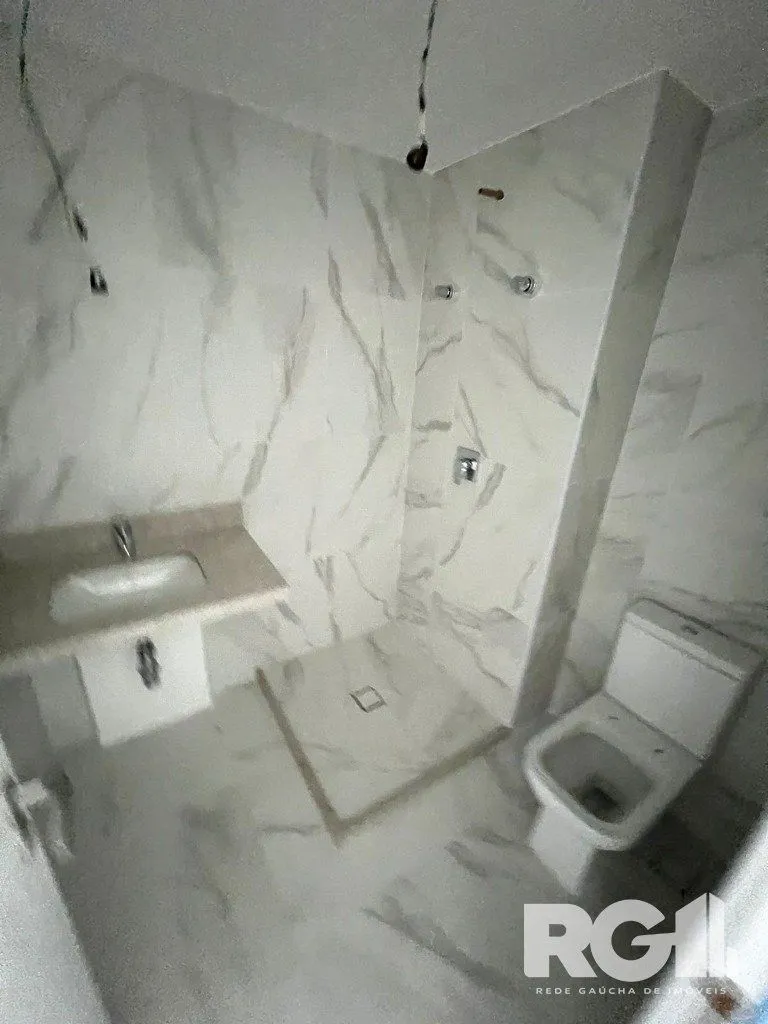 Imagem Apartamento com 143 m² privativos, possui 3 suítes, (sendo 1 máster), living, cozinha, dependência de empregada, lavabo, 143 m² de área privativa, 2 vagas de garagem.