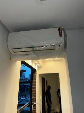 Imagem Apresentamos uma casa extraordinária, com 5 pavimentos e elevador, 3 suítes e uma master , toda climatizada, projetada com refinados toques de arquitetura e design de interiores assinados por Verônica Theodorico. Esta residência nova oferece um estilo de 