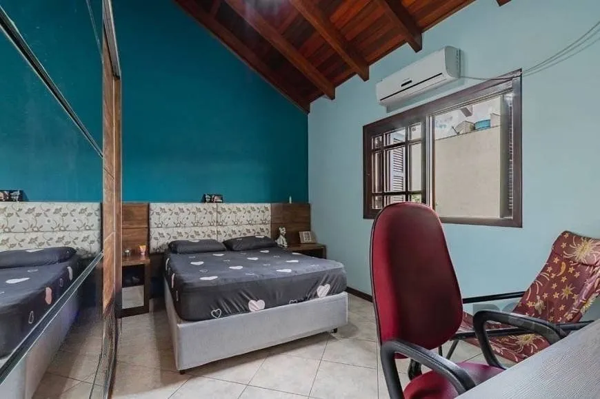 Imagem Excelente casa de 209m² com 3 dormitórios, piscina e 3 vagas de garagem.