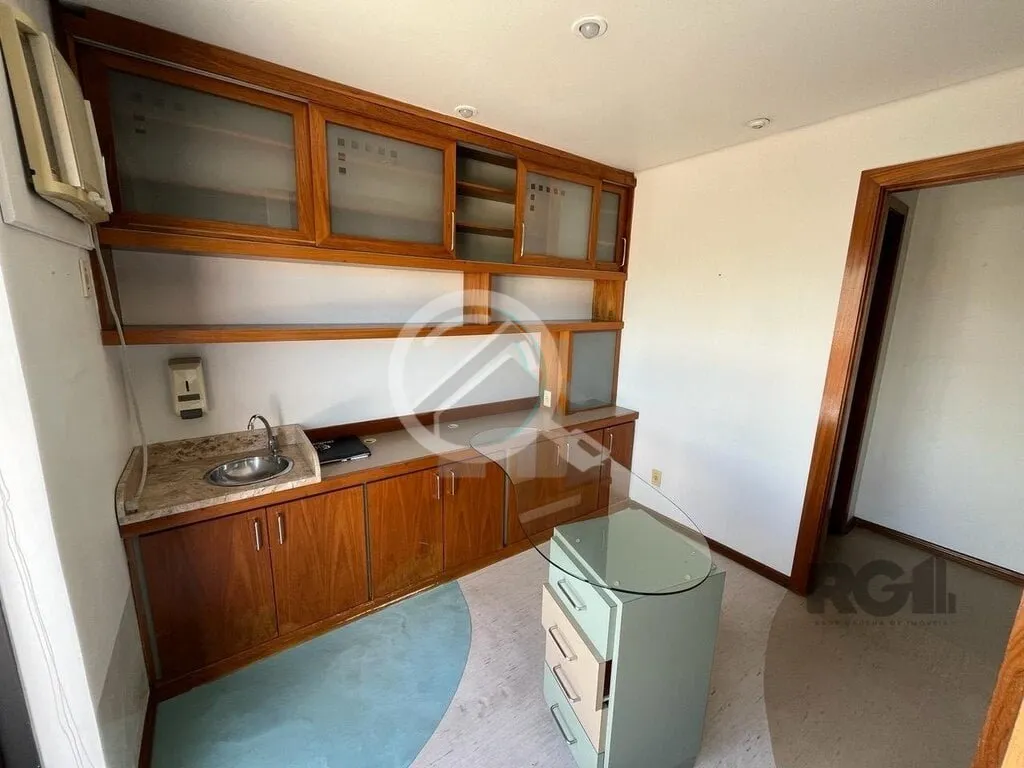 Imagem Sala comercial, elevador, portaria 12 horas e uma vaga de garagem no bairro Bom Fim em Porto Alegre....