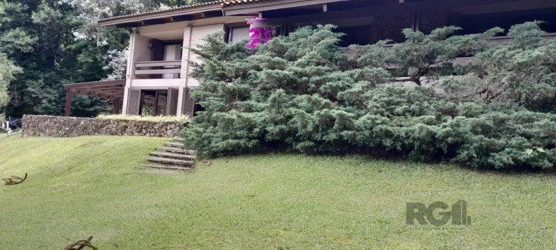 Imagem BELÍSSIMA CASA EM GRAMADO - JUNTO AO LAGO NEGRO