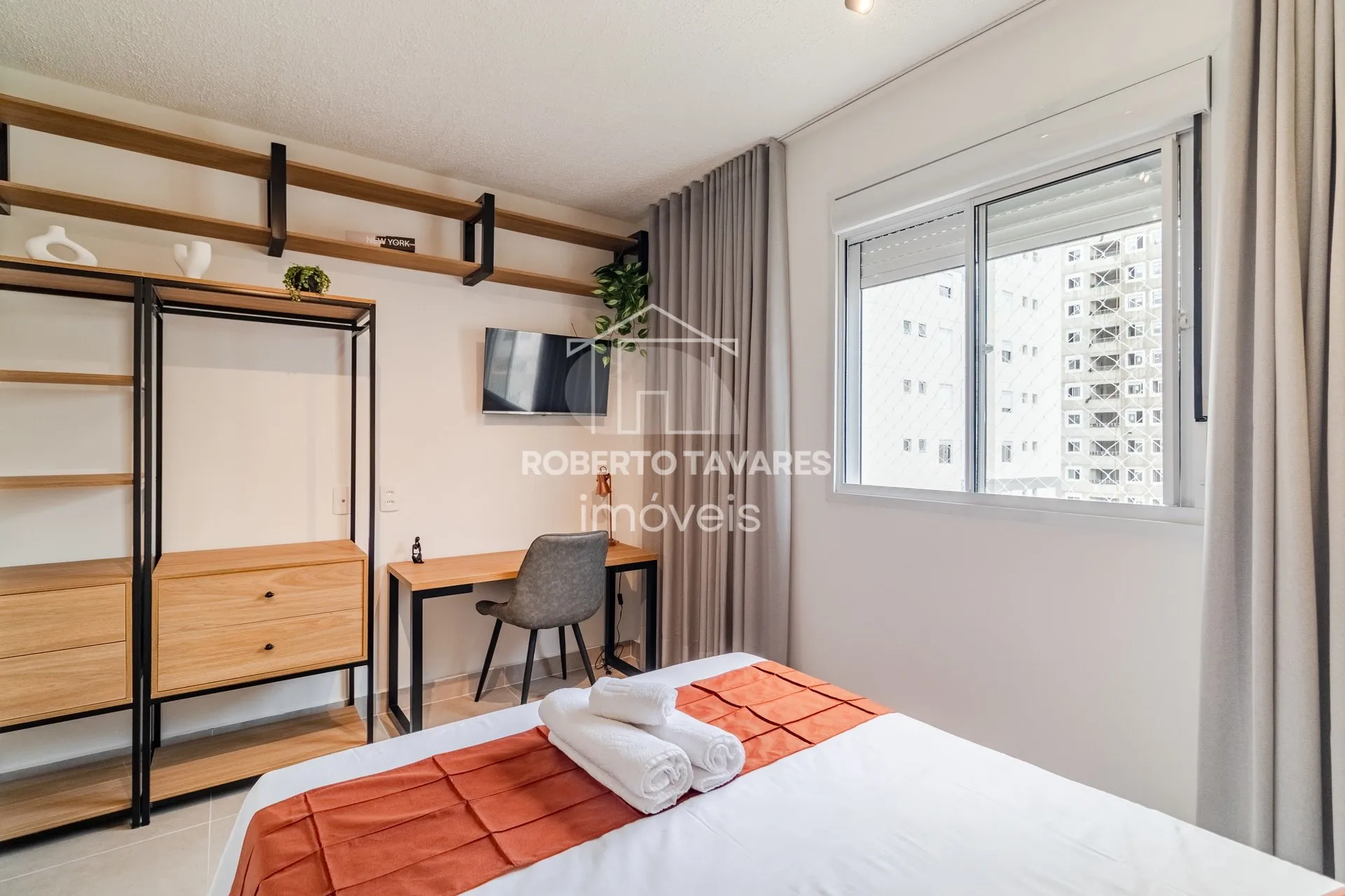 Imagem Apartamento totalmente mobiliado. VENDA DE PORTEIRA FECHADA - O imóvel conta com 2 quartos, sendo 1 suíte, além de uma vaga de garagem.