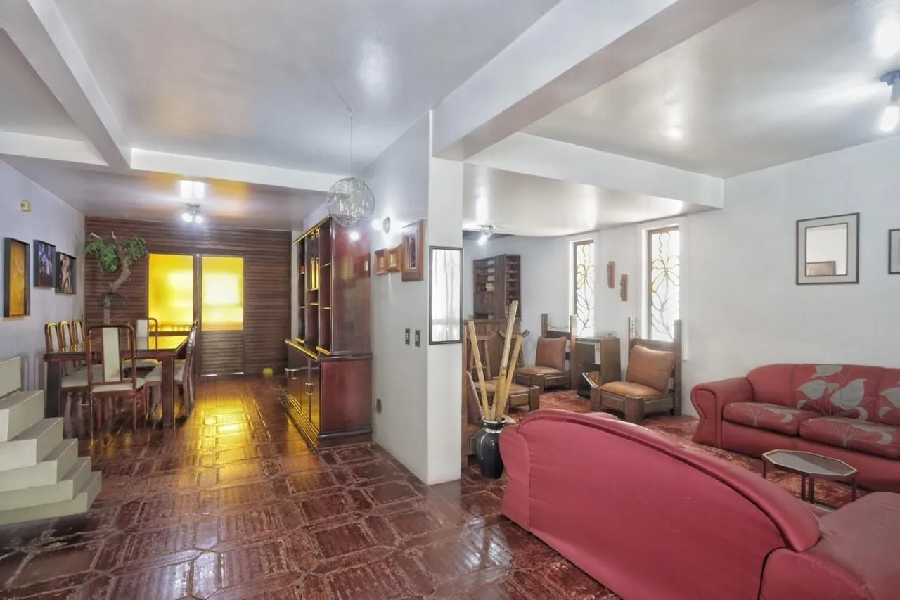 Imagem Casa com 300m², localizada na zona sul de Porto Alegre, com lareira, piscina e 3 vagas de garagem cobertas.