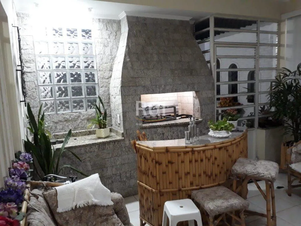 Imagem Casa para Venda - 197m², 3 dormitórios, 4 vagas - Sarandi