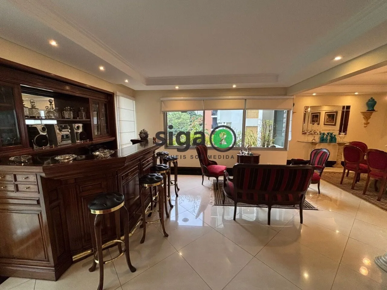 Imagem Sofisticação e Espaço em Moema: 230 m² com Vista Livre e Estilo Neoclássico