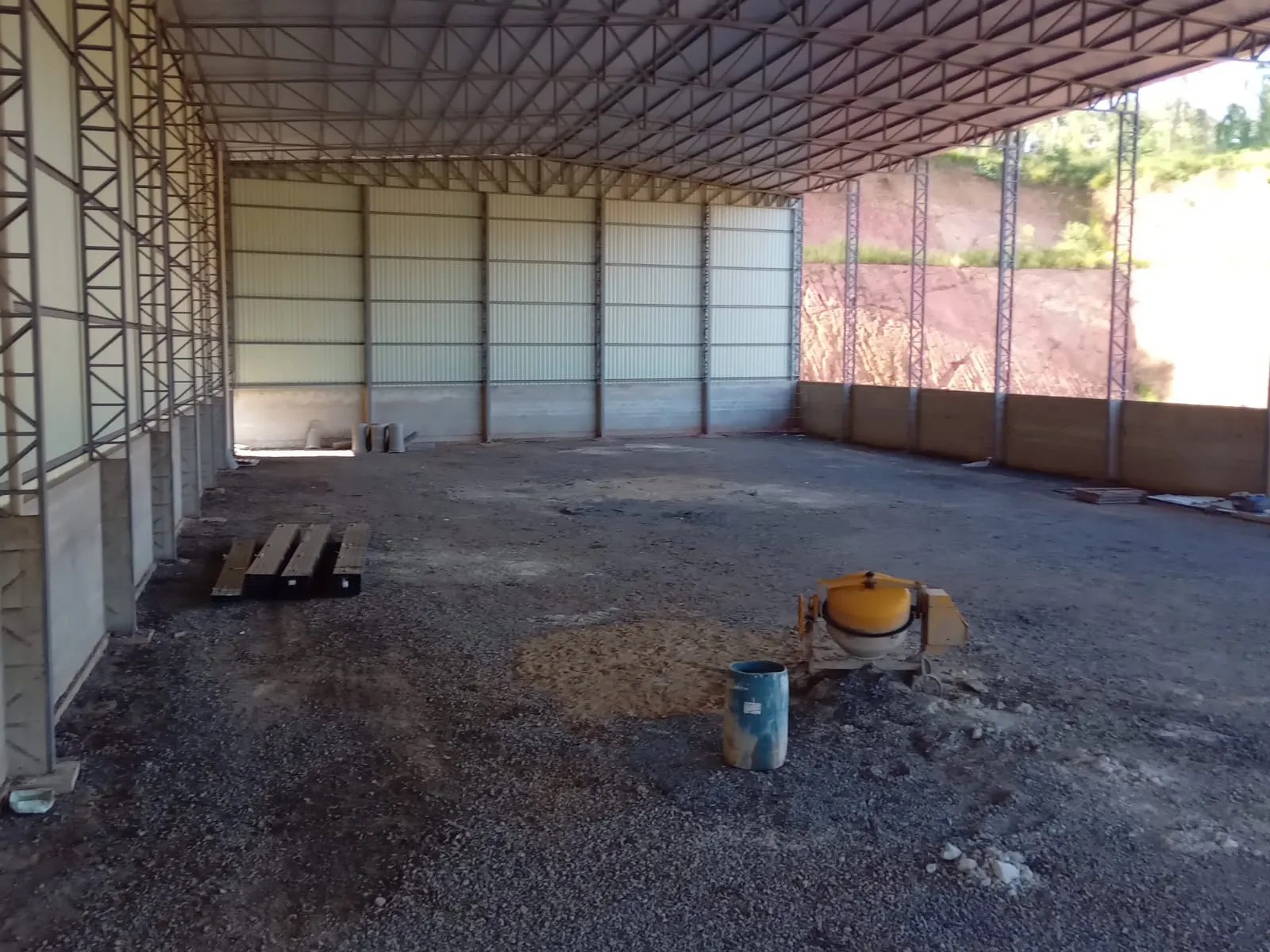 Imagem Galpão Comercial para Venda ou Locação em Cambuí-MG, Bairro Água Comprida: 1 Sala, 2 Banheiros, 5 Vagas de Garagem, 3.600m² de Área.