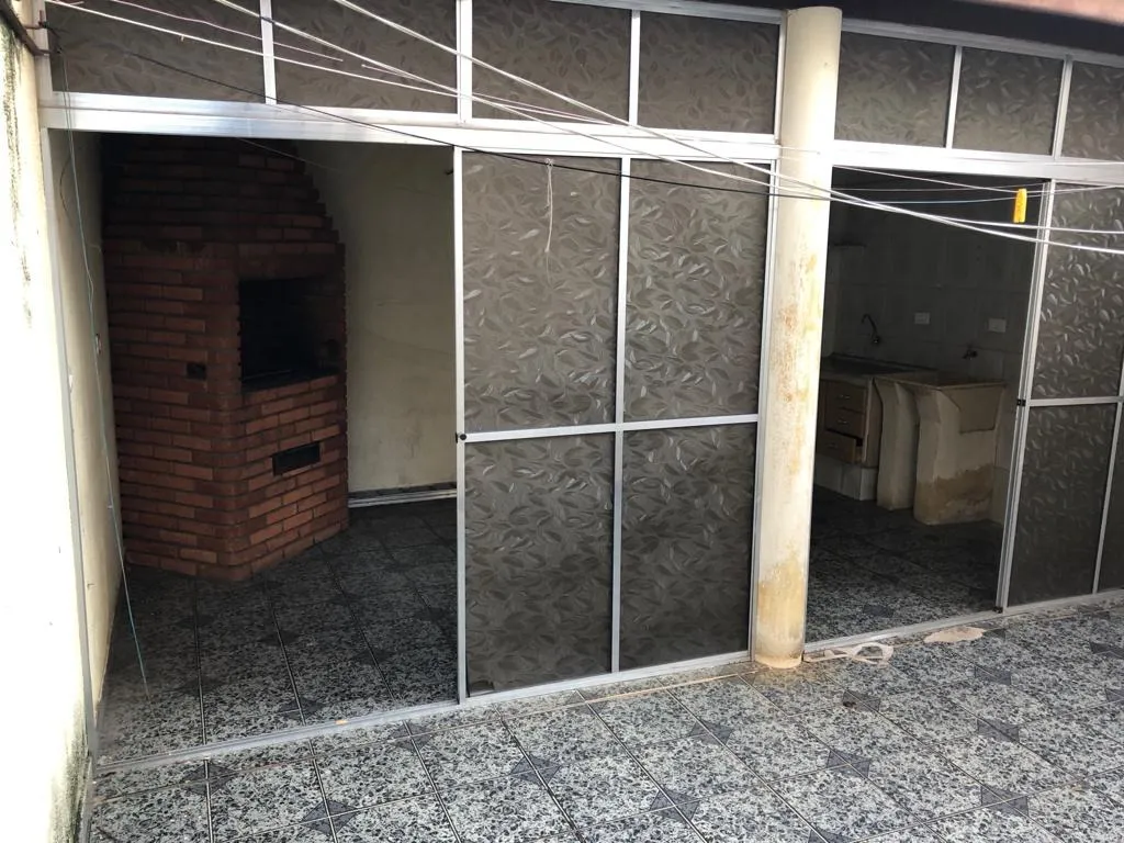 Imagem Sobrado à Venda no Jardim das Flores: 2 Suítes, Churrasqueira e Quintal