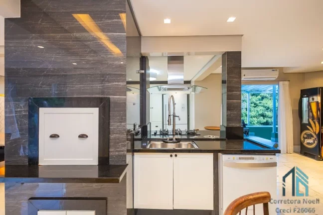Imagem Casa Alto Padrão, amplo terreno, 03 quartos c/suíte, piscina, 8 vagas, em Santa Felicidade Curitiba PR