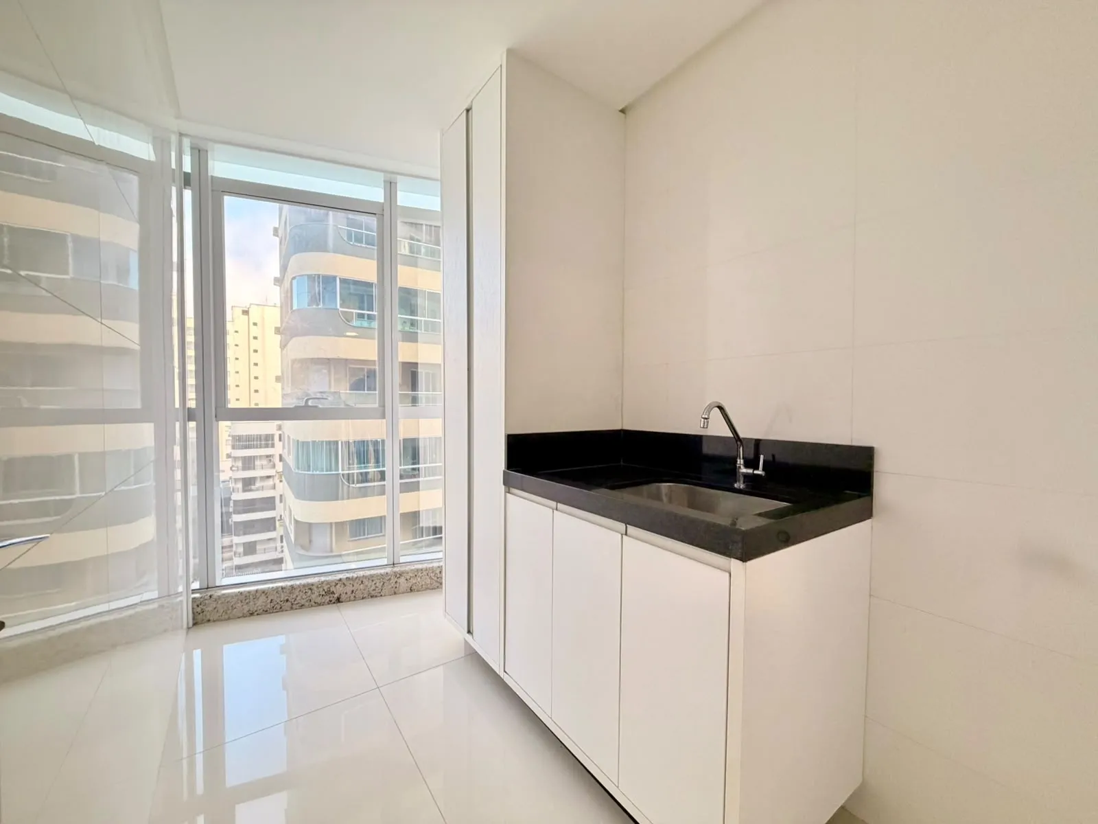 Imagem Apartamento com vista para o mar à venda com 220m2 por R$ 3.900.000,00