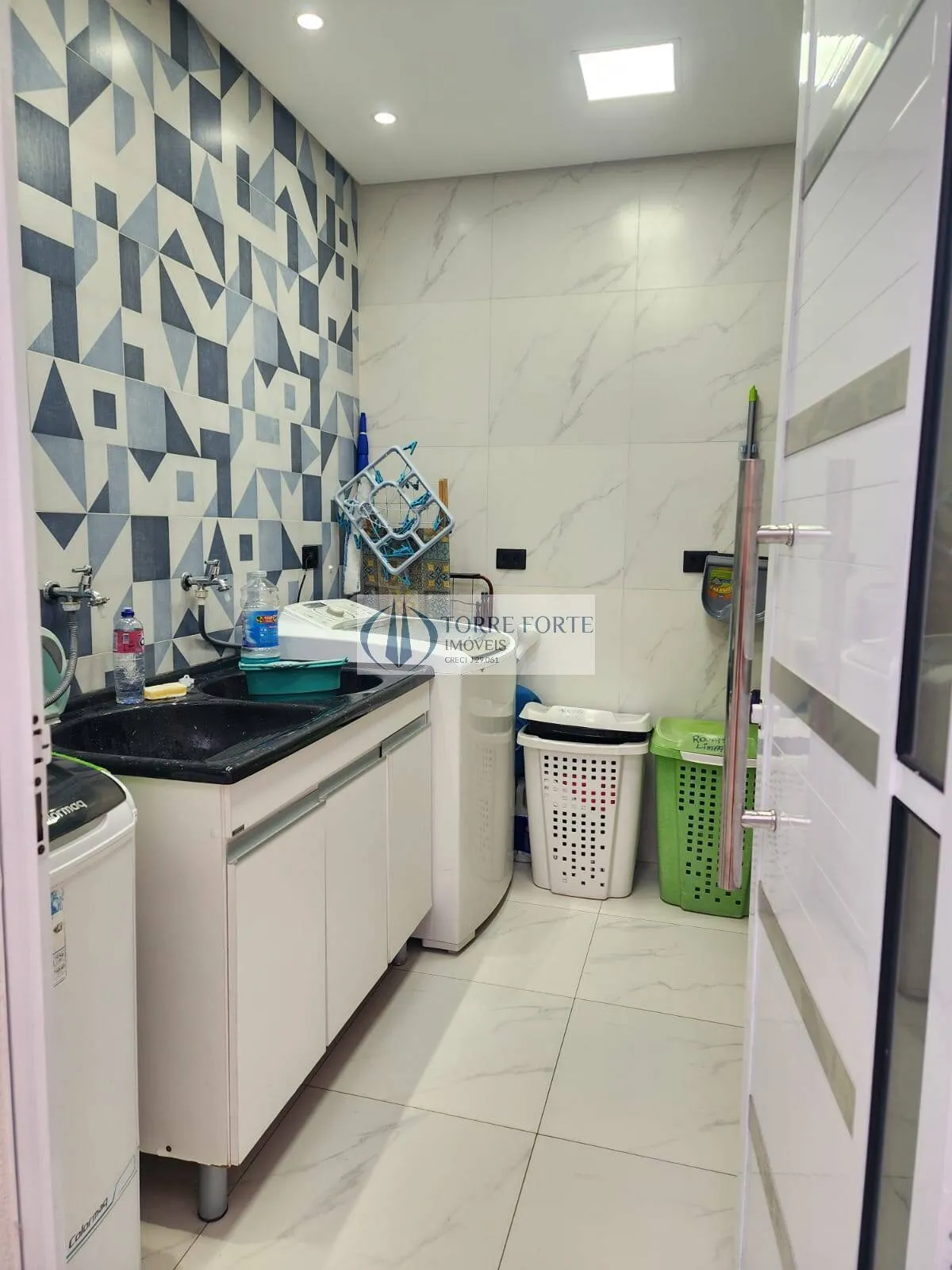 Imagem Sobrado com 3 quartos 2 suites , Picina ,5 vagas no Parque do Carmo.
