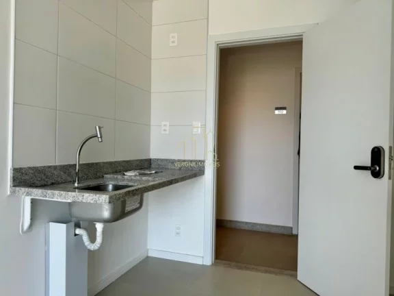 Imagem Excelente studio de alto padrão com varanda a venda no Caminho das Arvores