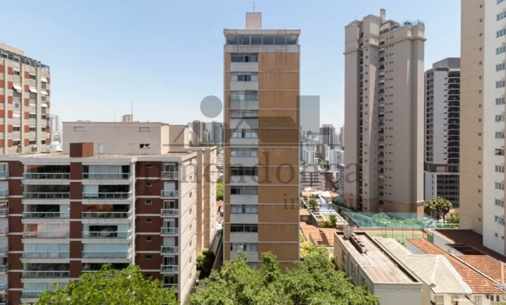 Imagem Apartamento na Rua Monte Alegre com 220m² para ser reformado, 3 suítes e 2 vagas.