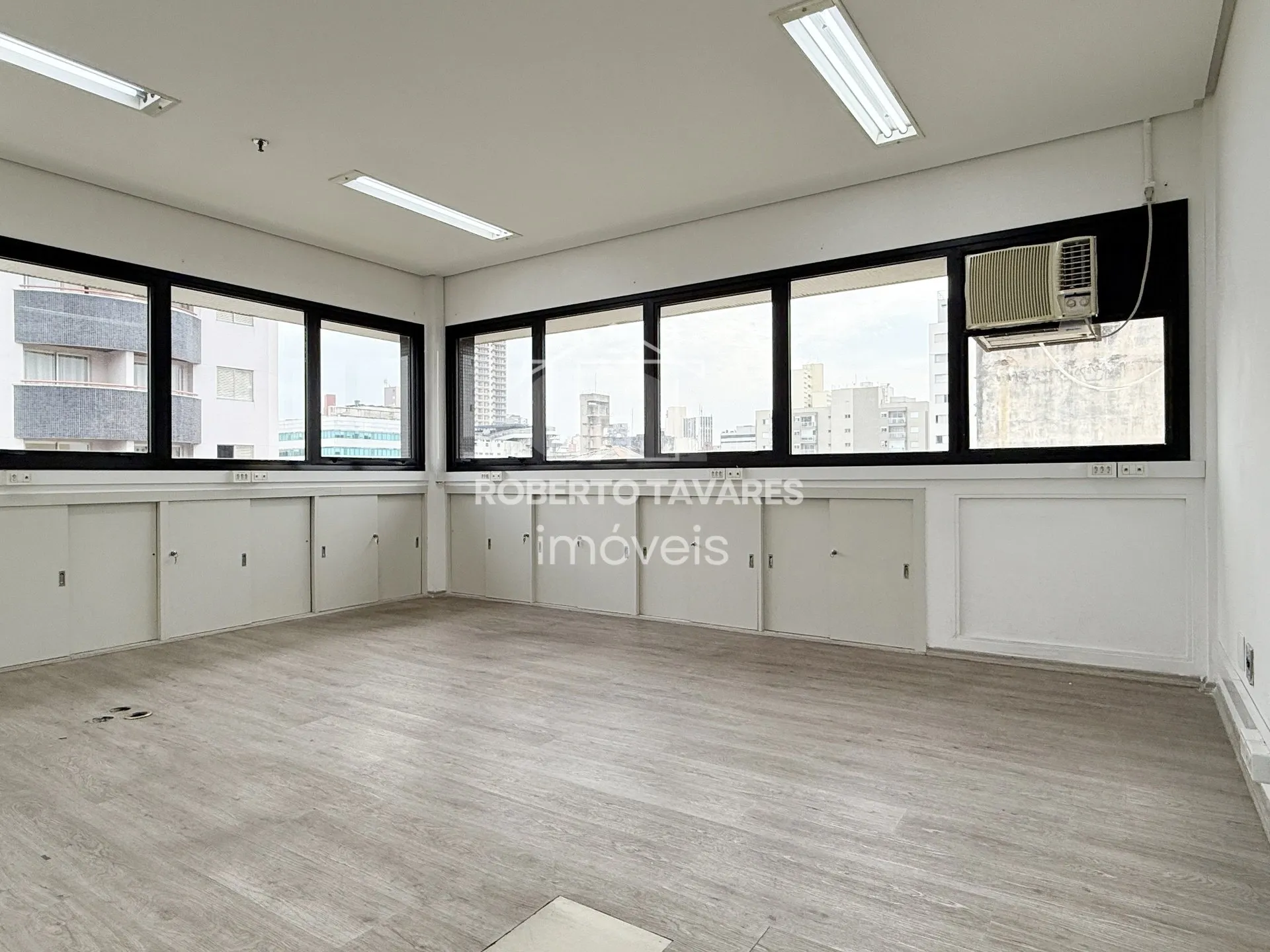Imagem Prédio monousuário, com 11 andares, 1723m² de área útil, 4032m² de área total, 33 vagas de garagem.
