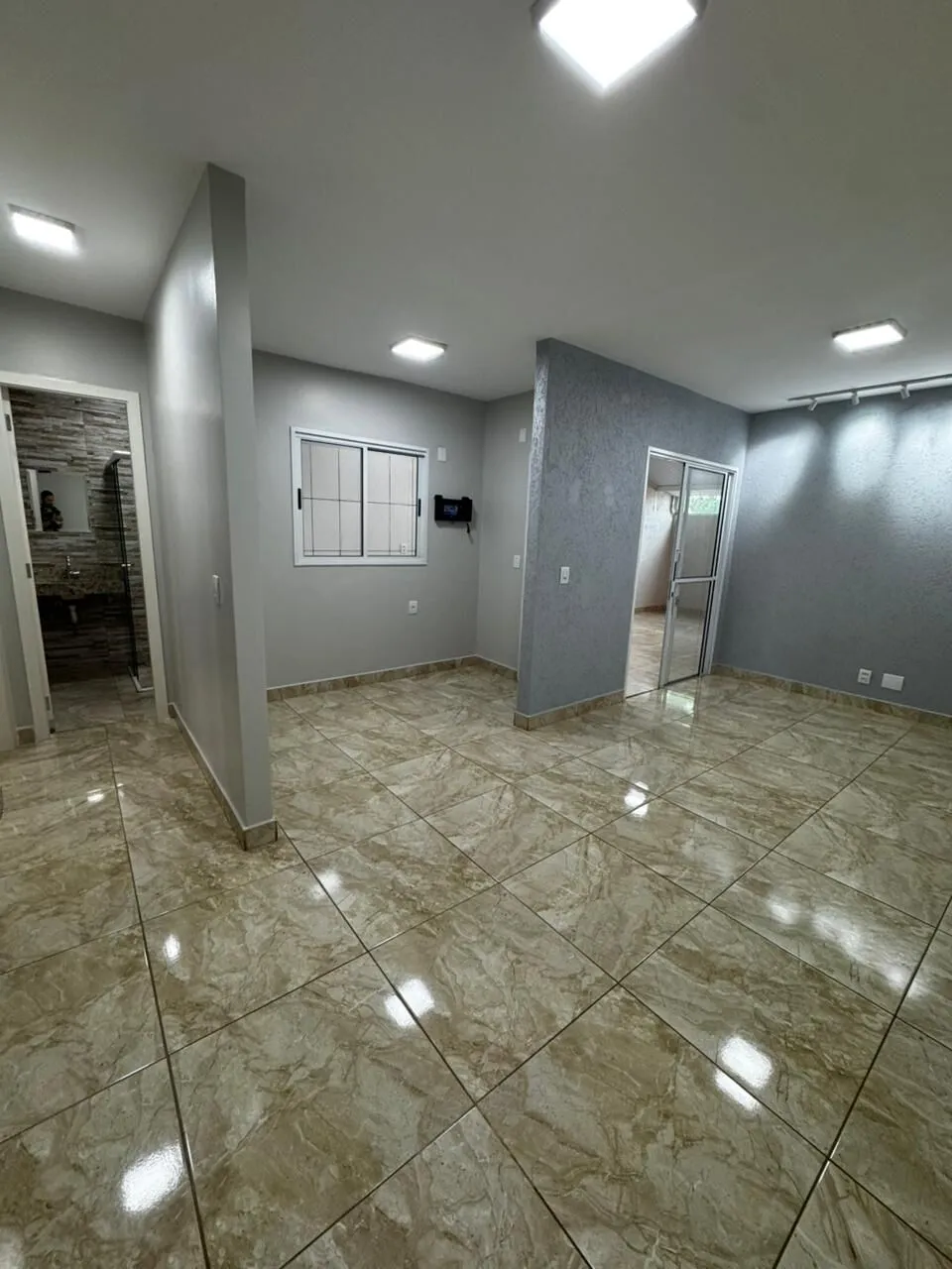 Imagem Casa térrea em condomínio. 2 quartos com 2 vagas.