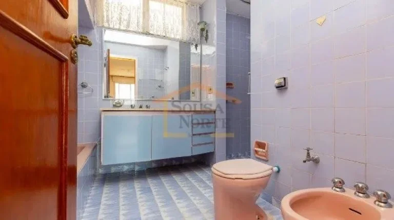 Imagem Apartamento com 254 m² de área, composto por 3 dormitórios, sendo 1 suíte, 4 banheiros, varanda,...