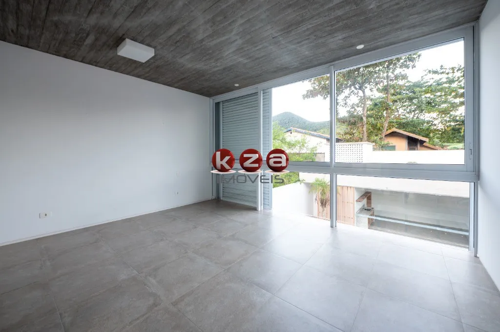 Imagem Imóvel de luxo à venda em São Sebastião-SP: Casa na Praia de Guaecá com 4 suítes, 3 salas, amplo gourmet e piscina, ao lado do mar.