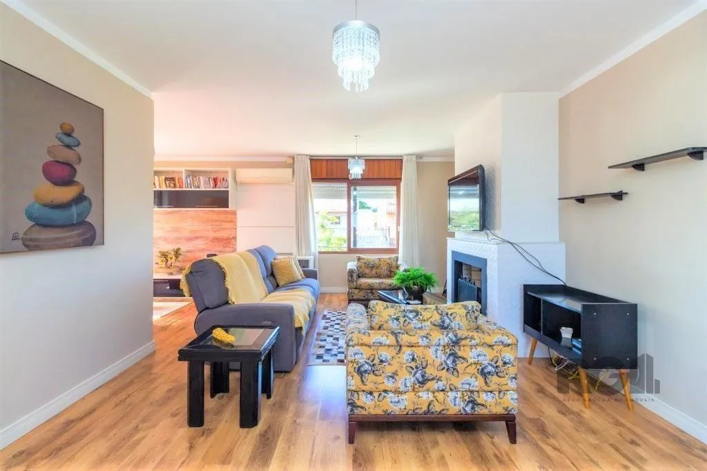 Imagem Casa de 380m², bairro Guarujá