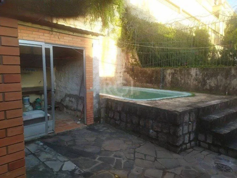 Imagem Casa com 03 dormitórios, churrasqueira, pátio com piscina e 5 vagas de garagem no bairro Menino Deus