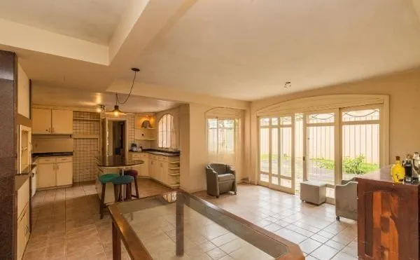 Imagem CASA DESOCUPADA E SEMI MOBILIADA, COM SUÍTE MASTER, SACADA, VISTA PANORÂMICA, EM AMPLO TERRENO NO SANTA TEREZA